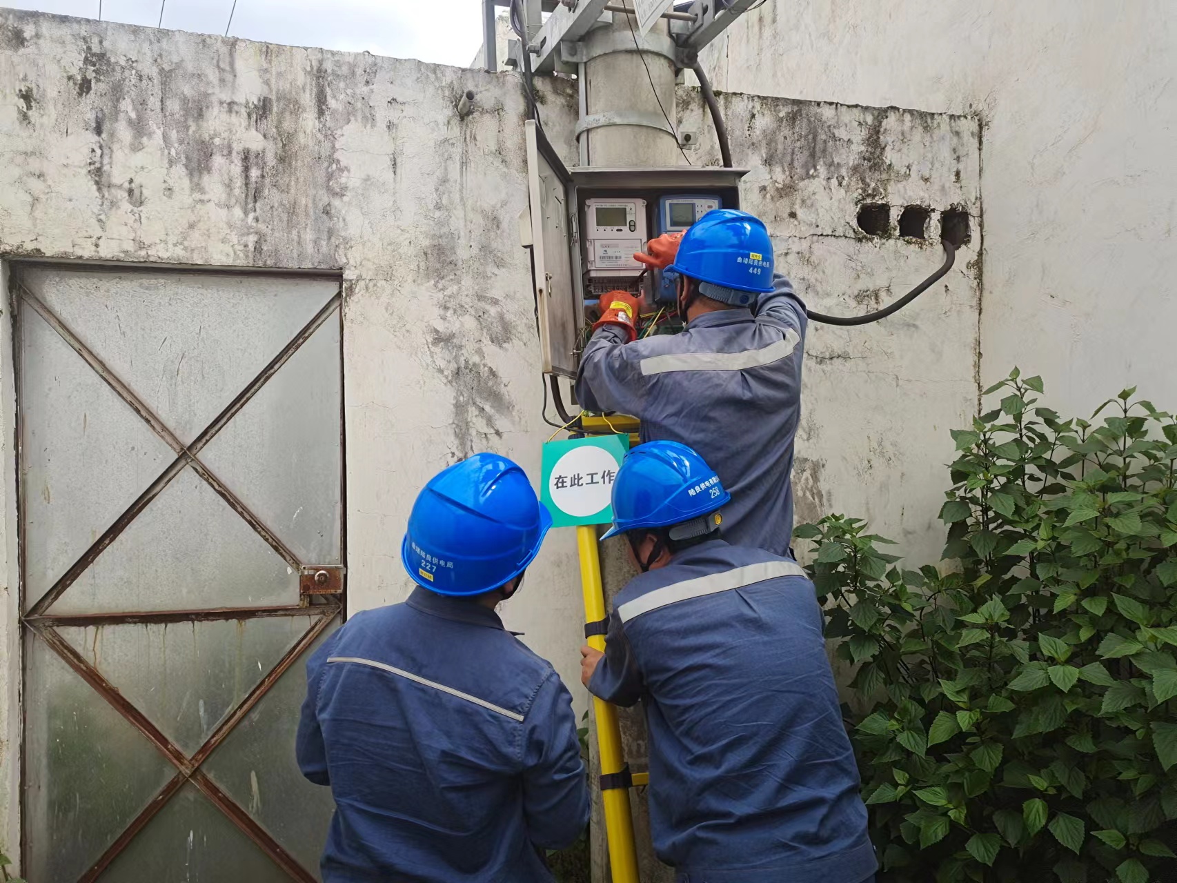 2、工作人員正在進行專變低壓動力戶表改造<span id=