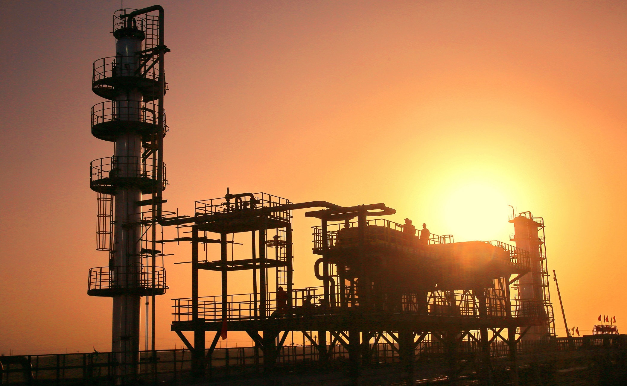 圖1-朝陽(yáng)下的富滿油田富源聯(lián)合站（陳士兵 攝）.JPG