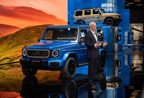 2024年4月25日，在北京中國國際展覽中心順義館舉行的2024北京車展上，梅賽德斯—奔馳集團(tuán)股份公司董事會成員唐仕凱介紹梅賽德斯—奔馳純電G級越野車。新華社記者才揚(yáng) 攝