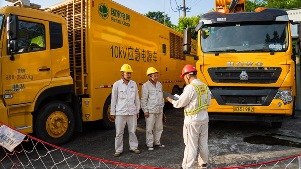 國(guó)網(wǎng)重慶潼南供電公司小渡供電所配合10千伏不停電作業(yè)，開展10千伏發(fā)電機(jī)接入準(zhǔn)備工作。屈思芬攝