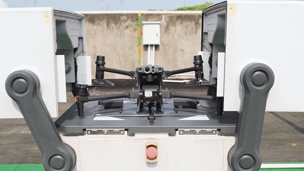 無人機從機巢飛出自主巡檢。國網(wǎng)重慶市電力公司供圖