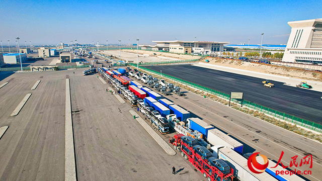 霍爾果斯公路口岸，等待通關(guān)的汽車。人民網(wǎng) 李欣洋攝