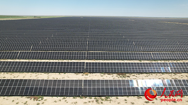 光伏“藍(lán)?！毕蜿?yáng)而立。人民網(wǎng) 李欣洋攝