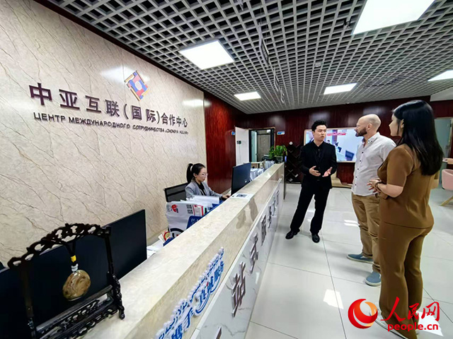 烏魯木齊斯拉夫食品銷售有限責(zé)任公司負(fù)責(zé)人克拉西克·保羅在烏魯木齊經(jīng)濟(jì)技術(shù)開發(fā)區(qū)(頭屯河區(qū))外資企業(yè)服務(wù)中心咨詢業(yè)務(wù)政策。人民網(wǎng)記者 韓婷攝