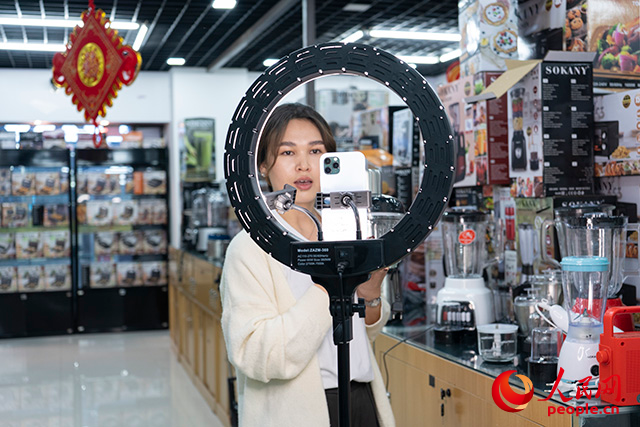 阿依格熱木·哈比別克在進(jìn)行跨境直播帶貨。人民網(wǎng) 常沙攝