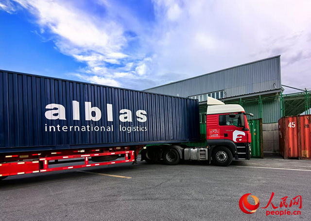 艾爾布勒斯運(yùn)輸（新疆）有限公司的貨運(yùn)卡車緩緩駛出烏魯木齊國(guó)際陸港區(qū)。人民網(wǎng)記者 韓婷攝