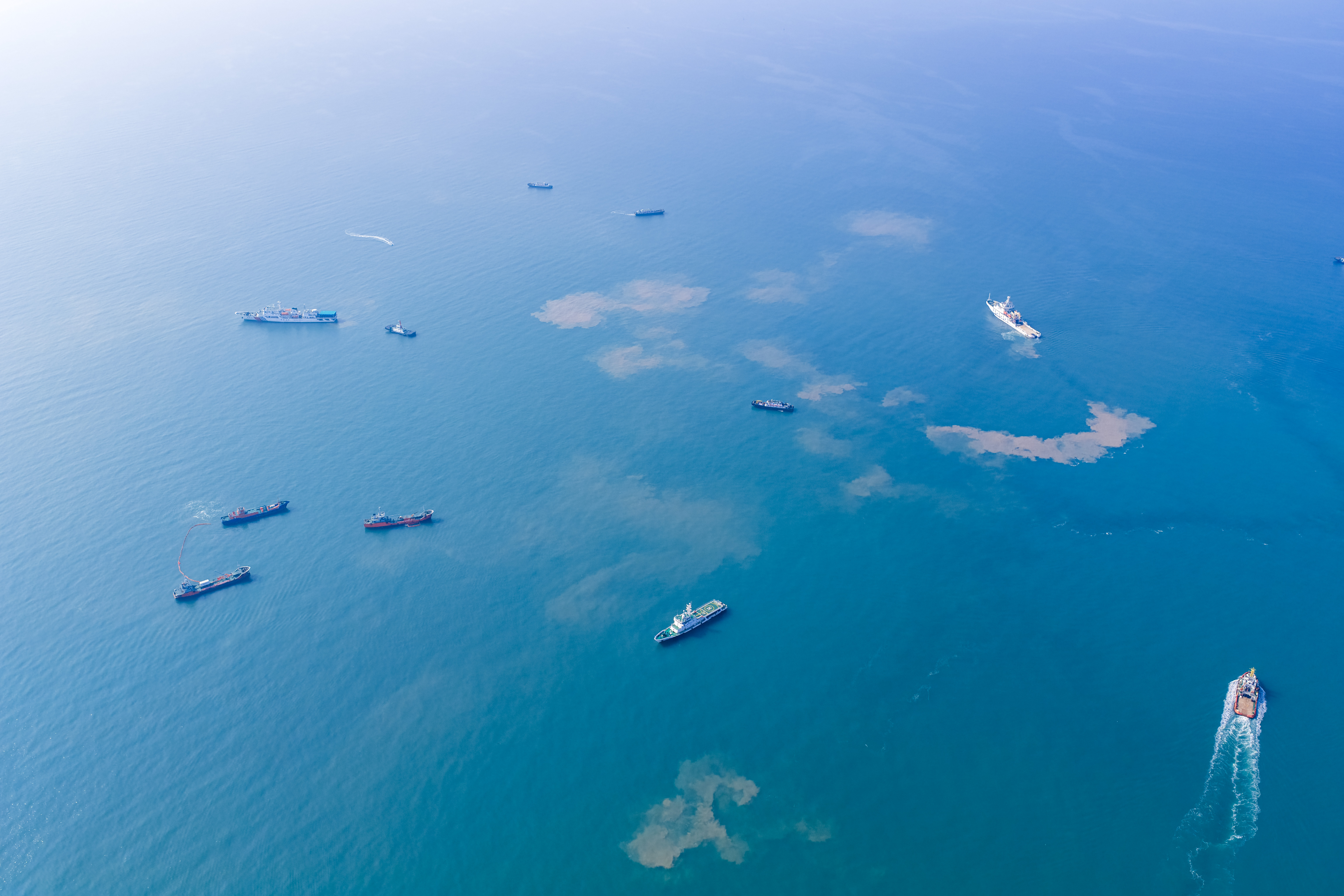 2.圖為2025山東（青島）海上風電綜合應(yīng)急演習全景圖。本次演習是是山東海上搜救機構(gòu)及海事部門舉辦的離岸最遠的一次綜合演練，也是中國北部海域規(guī)模最大、離岸最遠、難度最大的海上綜合應(yīng)急演習。--攝 楊雪梅.jpg