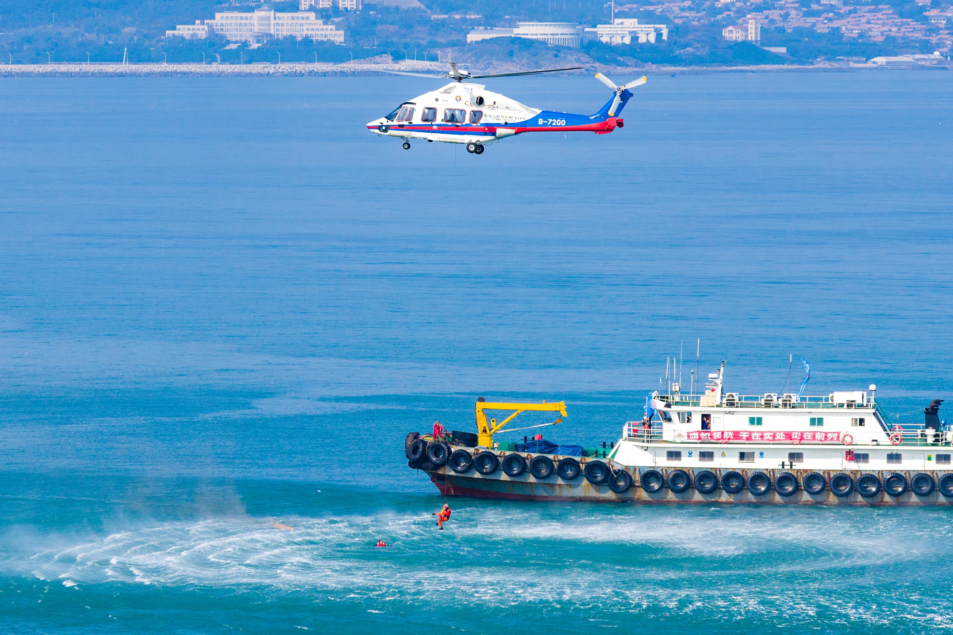 6.圖為本次演習科目二“落水人員搜尋與救助”中，山東省海上搜救中心在收到求救信號后迅速行動，采用救生艇和直升機的方式，搜救落水人員。--攝 楊雪梅.jpg