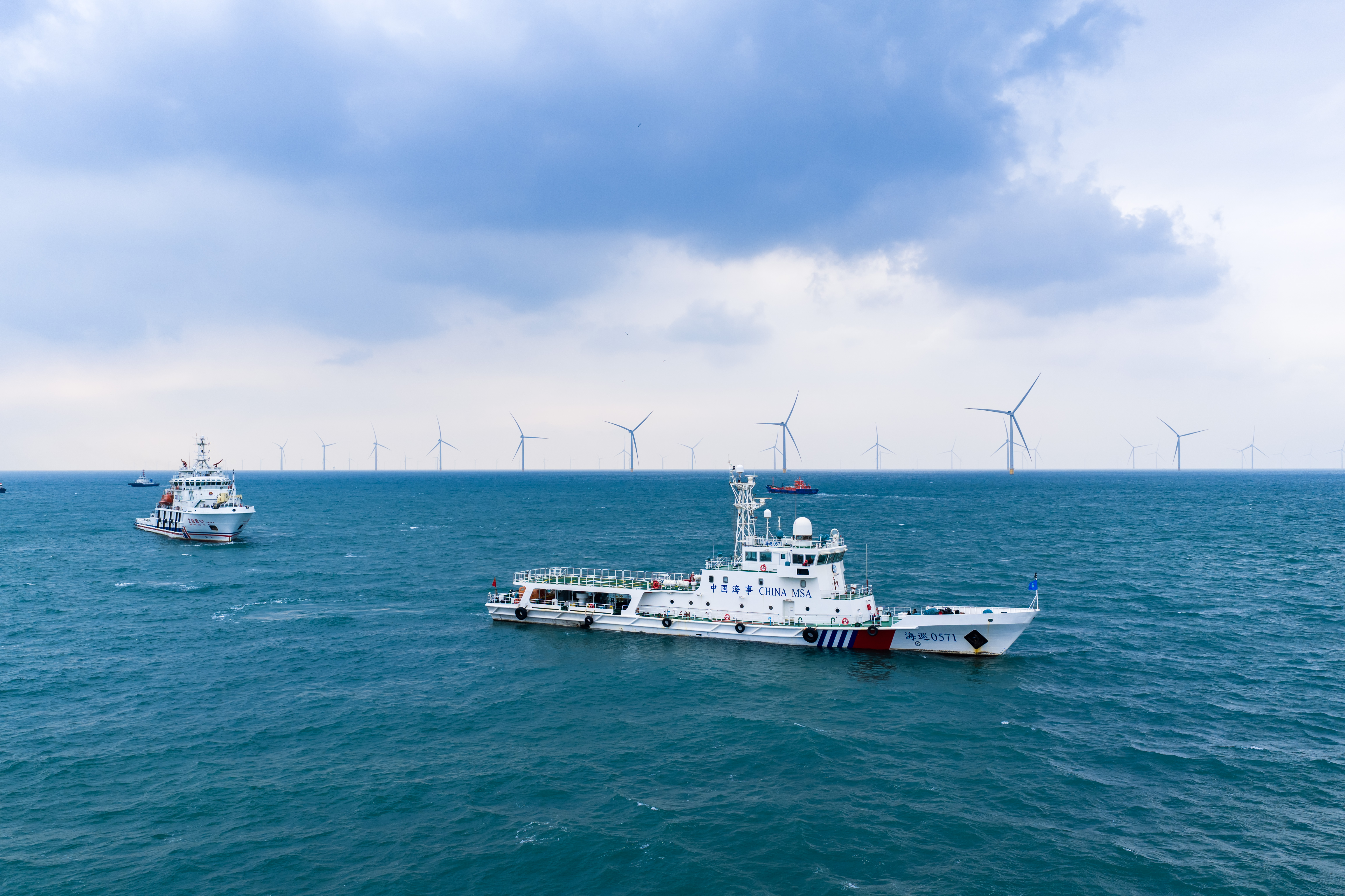 3.圖為本次演習所在地，國家能源集團國華投資山東望海風電場海域。國家能源集團國華投資望海風電場水域，位于青島市海上搜救責任區(qū)。望海風電場是全國首個離岸超30公里、水深超30米的海上風電項目，擁有全國首個無人值守智能化升壓站，屬于山東半島南海上風電集群，總裝機容量超300萬千瓦，可滿足800萬普通城鎮(zhèn)居民一年的用電需求，承擔著保障青島、威海、煙臺三市的能源供應(yīng)。--攝 楊雪梅.jpg