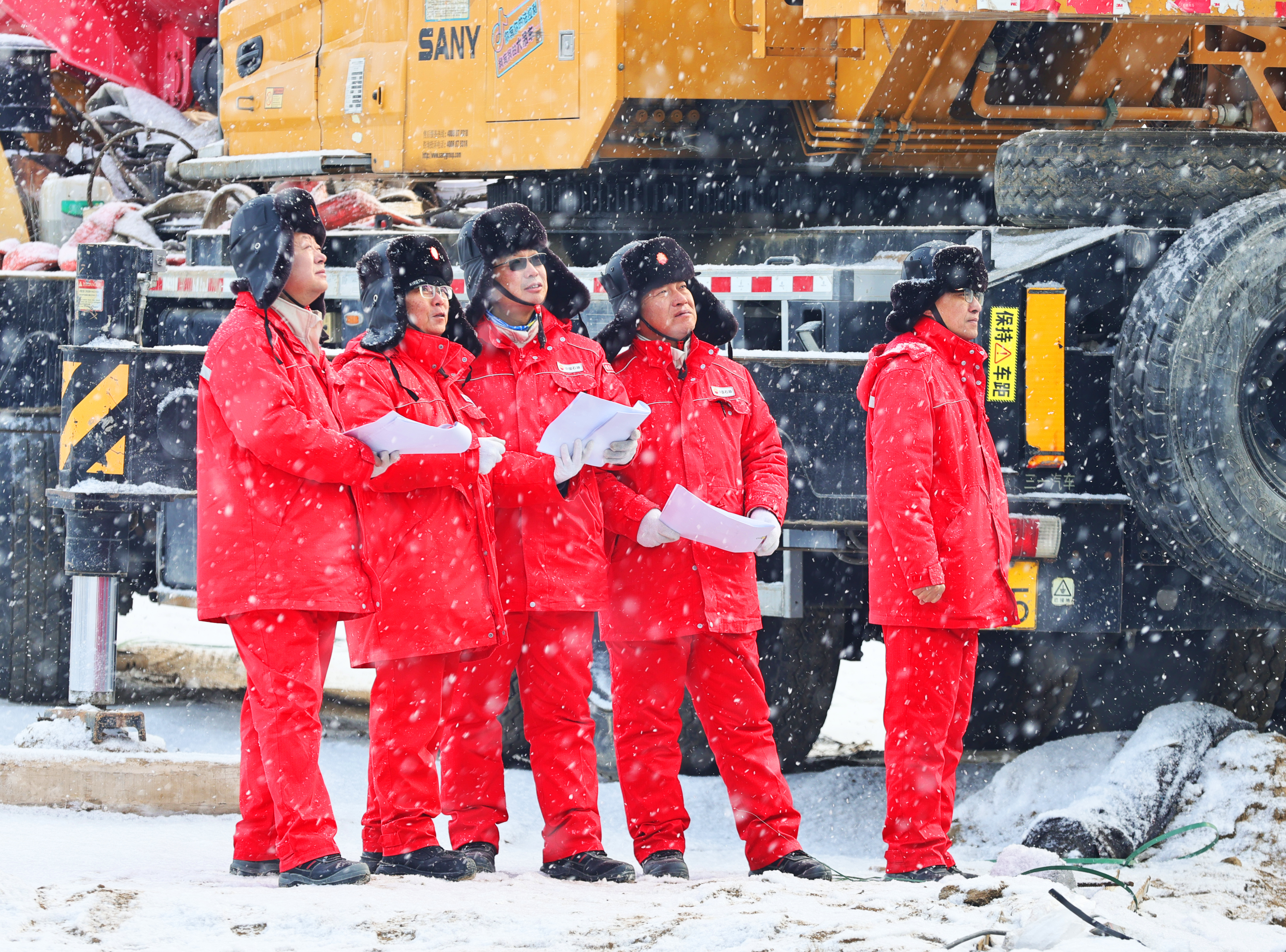 圖2-驗(yàn)收人員在光伏項(xiàng)目現(xiàn)場(chǎng)檢查核驗(yàn)設(shè)備各項(xiàng)指標(biāo)，確保安穩(wěn)送電。（陳士兵 攝）.JPG