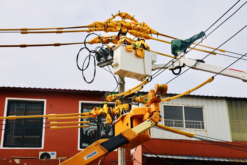 河南洛陽(yáng)孟津供電公司帶電作業(yè)人員在10千伏麻水線開(kāi)展帶電加裝柱上開(kāi)關(guān)作業(yè)。劉偉韜 攝