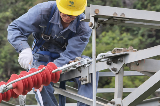 近日，南方電網(wǎng)廣西賀州供電局順利完成220千伏道黃牽線融冰改造工程。鐘春云攝