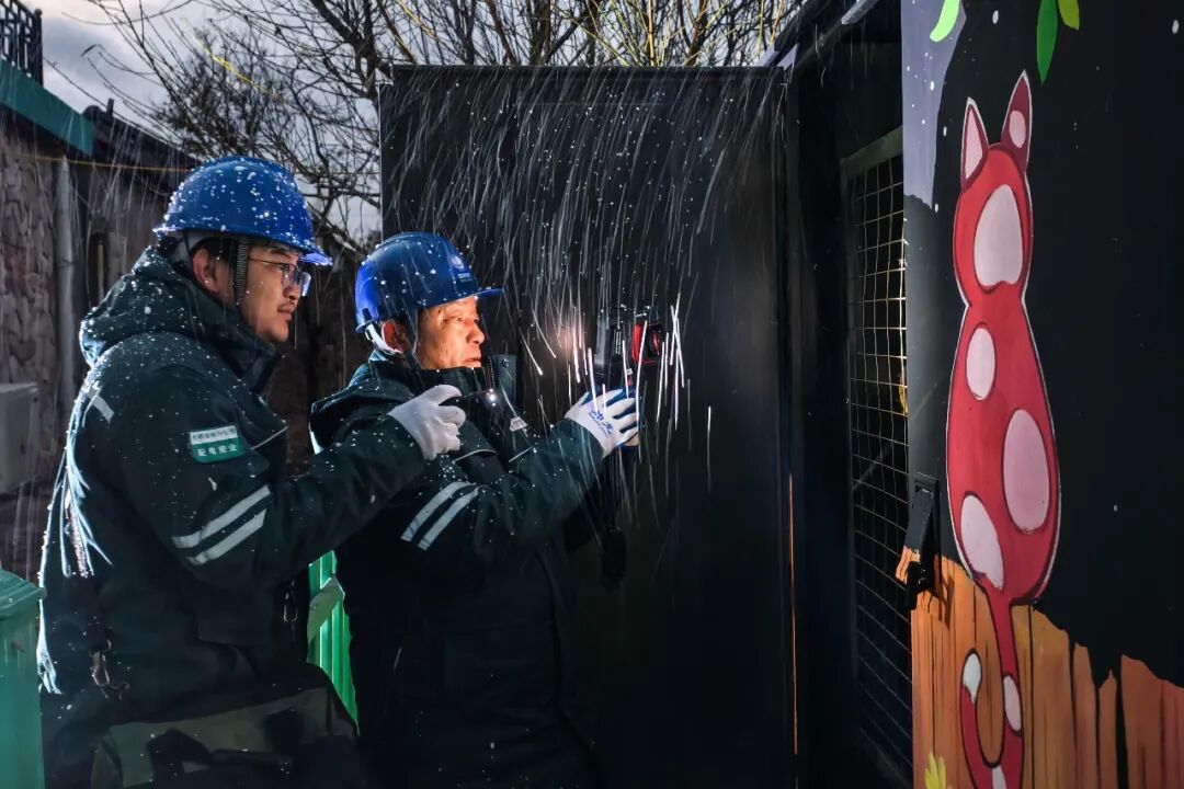 國(guó)網(wǎng)諸城市供電公司工作人員在皇華鎮(zhèn)蔡家溝村2號(hào)臺(tái)區(qū)開(kāi)展夜巡測(cè)溫