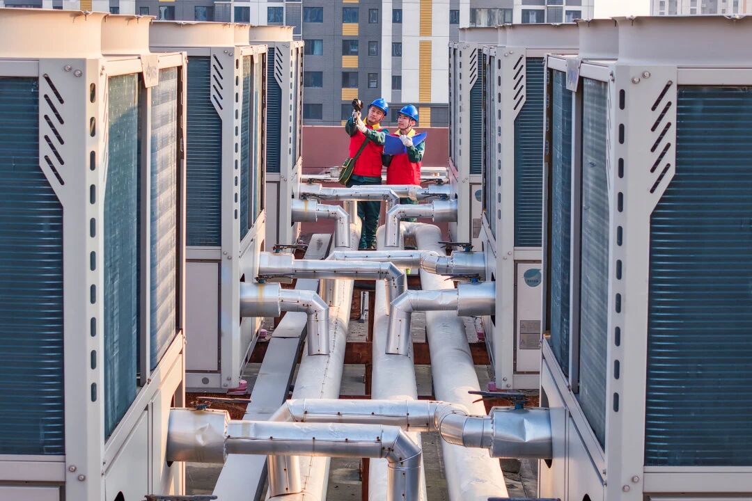 國(guó)網(wǎng)濟(jì)寧供電公司工作人員對(duì)空氣源熱泵取暖設(shè)備開(kāi)展用電隱患排查