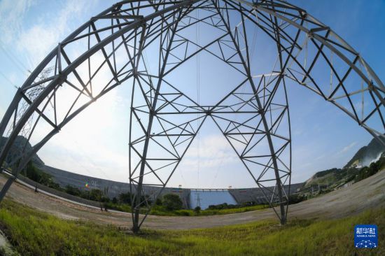 　　這是9月9日在埃塞俄比亞本尚古勒-古馬茲州拍攝的“復興大壩”的輸電線路鐵塔。新華社發(fā)（邁克爾·特韋爾德攝）