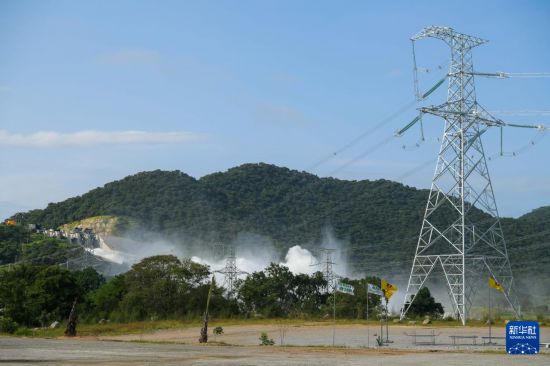 　　這是9月9日在埃塞俄比亞本尚古勒-古馬茲州拍攝的“復興大壩”的輸電線路。新華社發(fā)（邁克爾·特韋爾德攝）