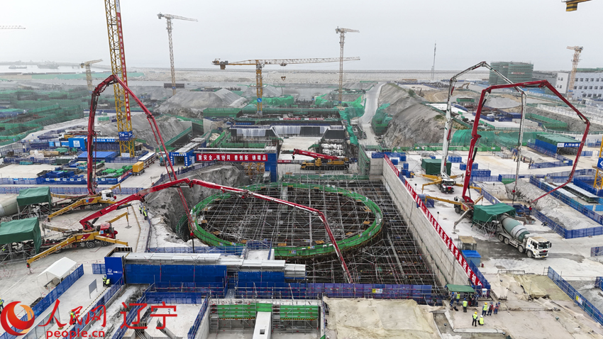 7月17日，徐大堡核電站2號機組澆灌核島反應(yīng)堆第一罐混凝土，這標志著2號機組主體工程開工。人民網(wǎng) 湯龍攝