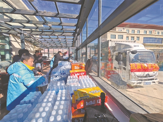 圖為中國石油捐贈的首批救災物資運抵定日縣長所鄉(xiāng)。格桑旦增攝