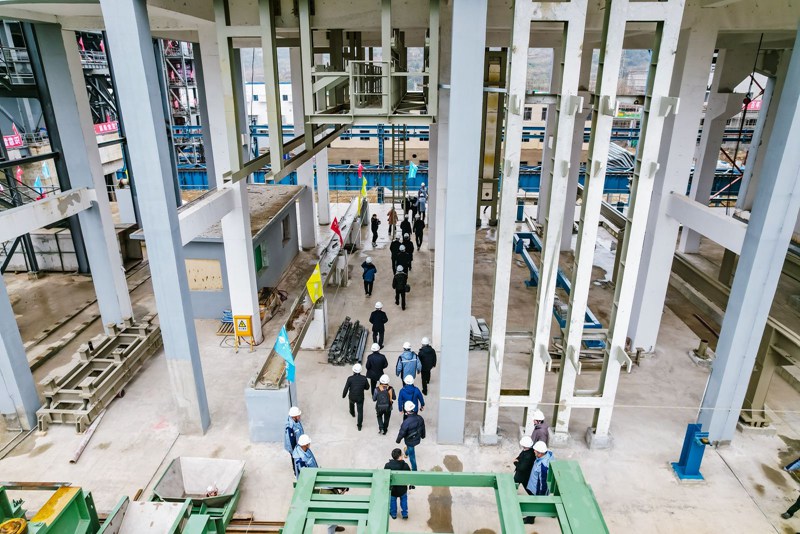 3.嘉賓參觀焦?fàn)t設(shè)施。六枝特區(qū)委宣傳部供圖