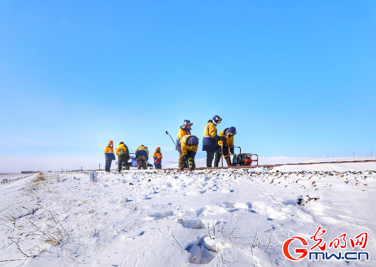 新春走基層丨溫暖萬家 守護蒙東煤炭運輸大通道安全暢通