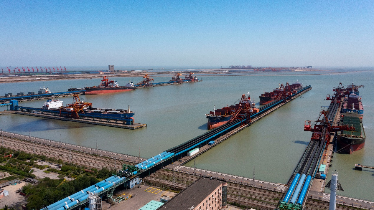 黃驊港煤炭碼頭多艘船舶同時作業(yè)。付秀智攝