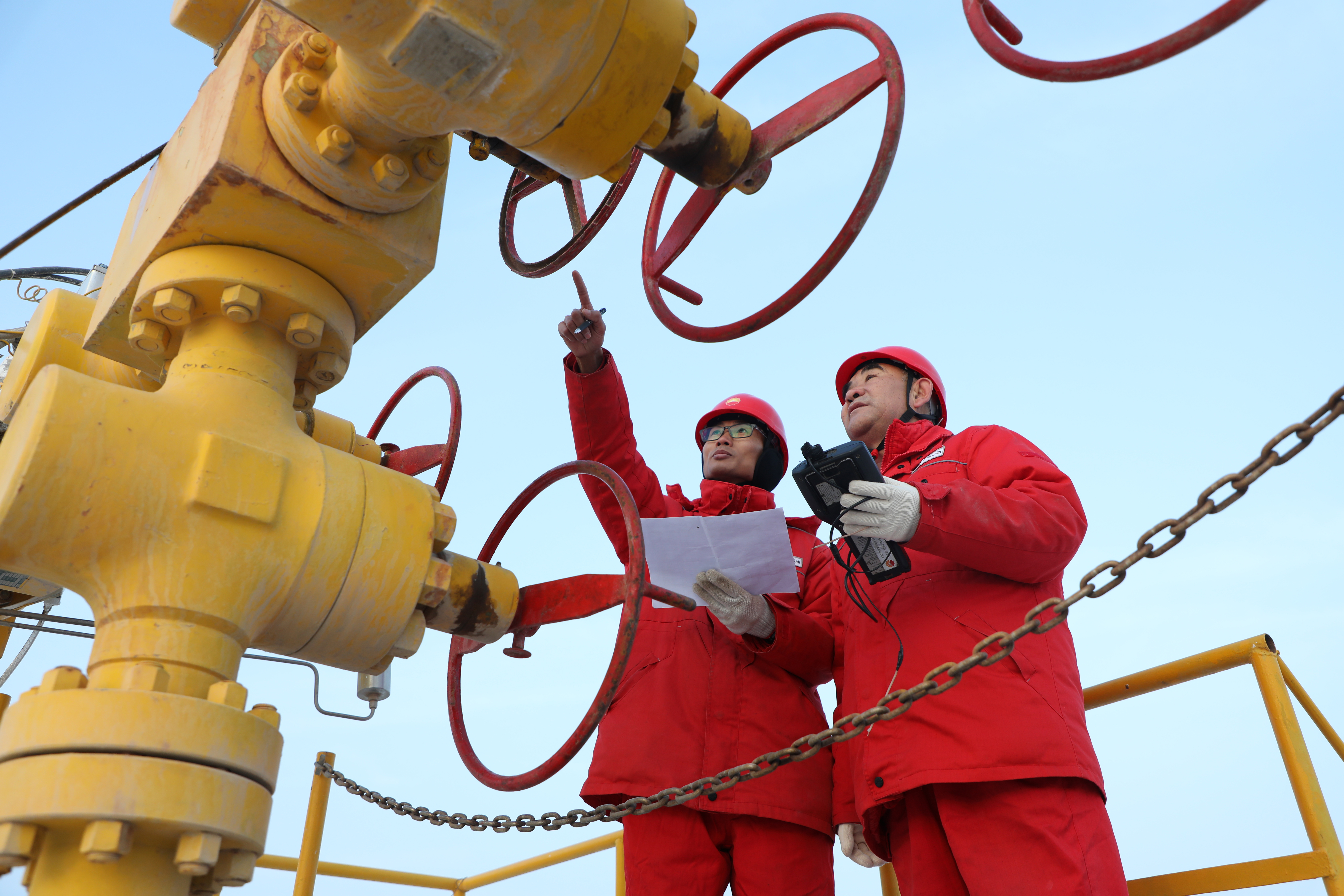 圖4員工對(duì)采氣井口進(jìn)行仔細(xì)檢查。陳夢(mèng)羽  攝.jpg