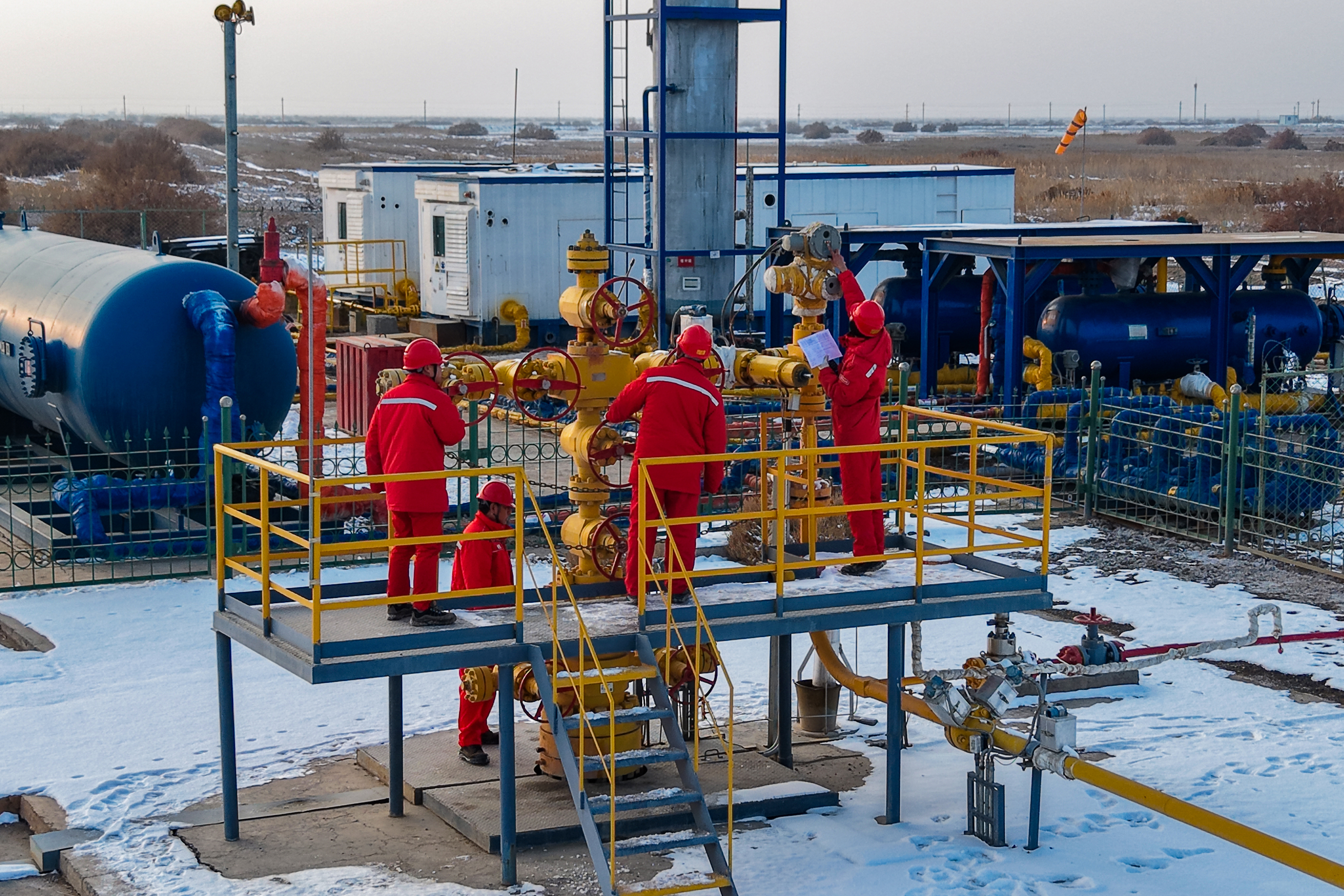 圖2員工調(diào)整單井工藝參數(shù)。陳夢(mèng)羽  攝.jpg