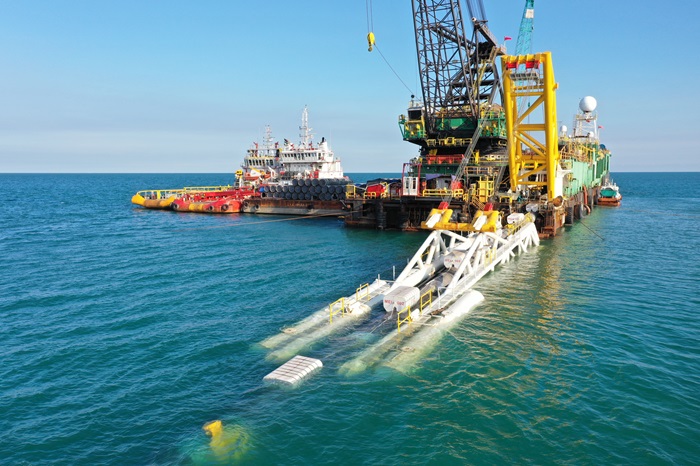 印尼拉維拉維項(xiàng)目52英寸海管拖拉頭準(zhǔn)確抵達(dá)登陸點(diǎn)。主辦方供圖