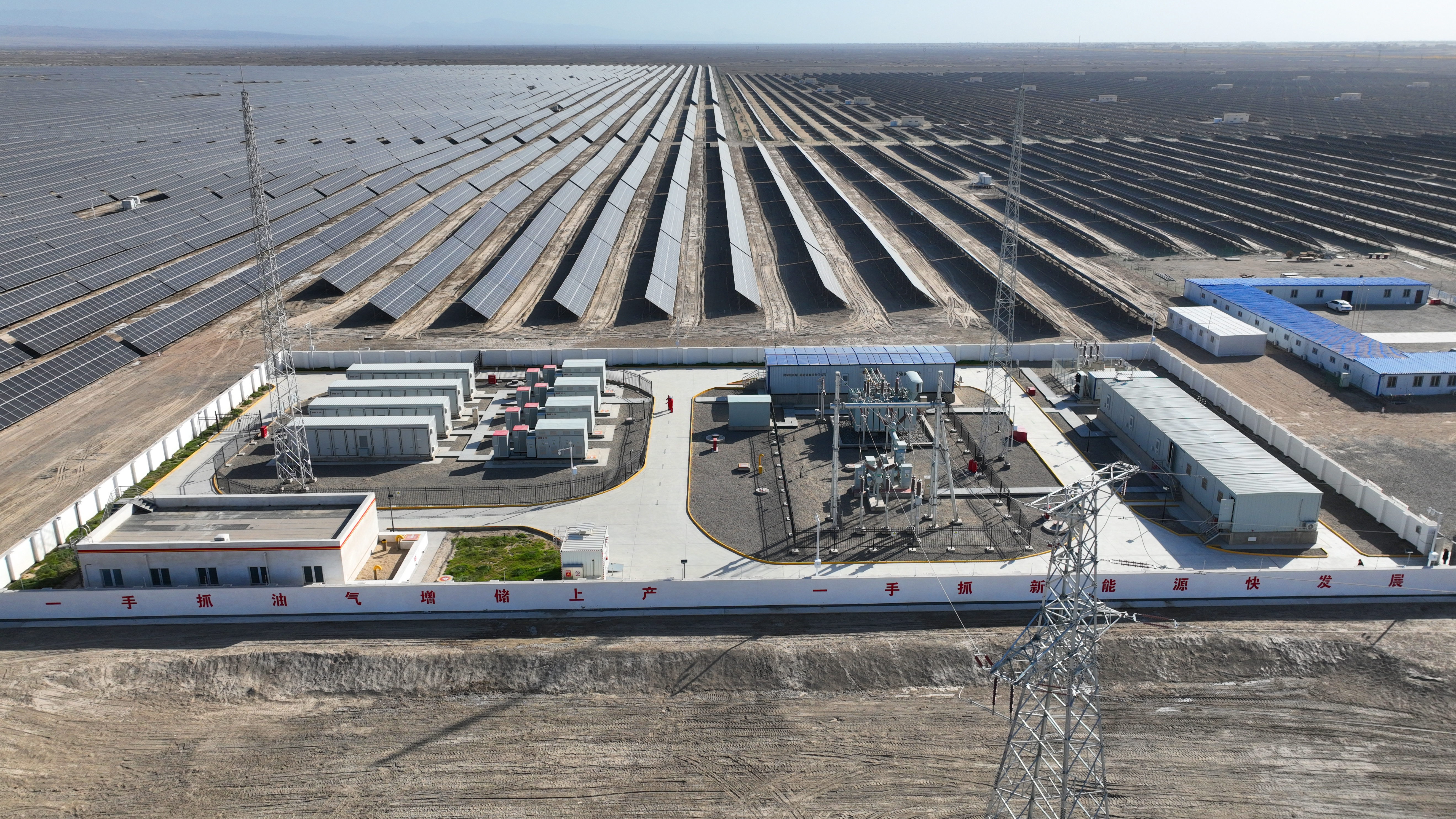尉犁光伏投運(yùn)后為地方電力保駕護(hù)航——陳士兵攝.JPG