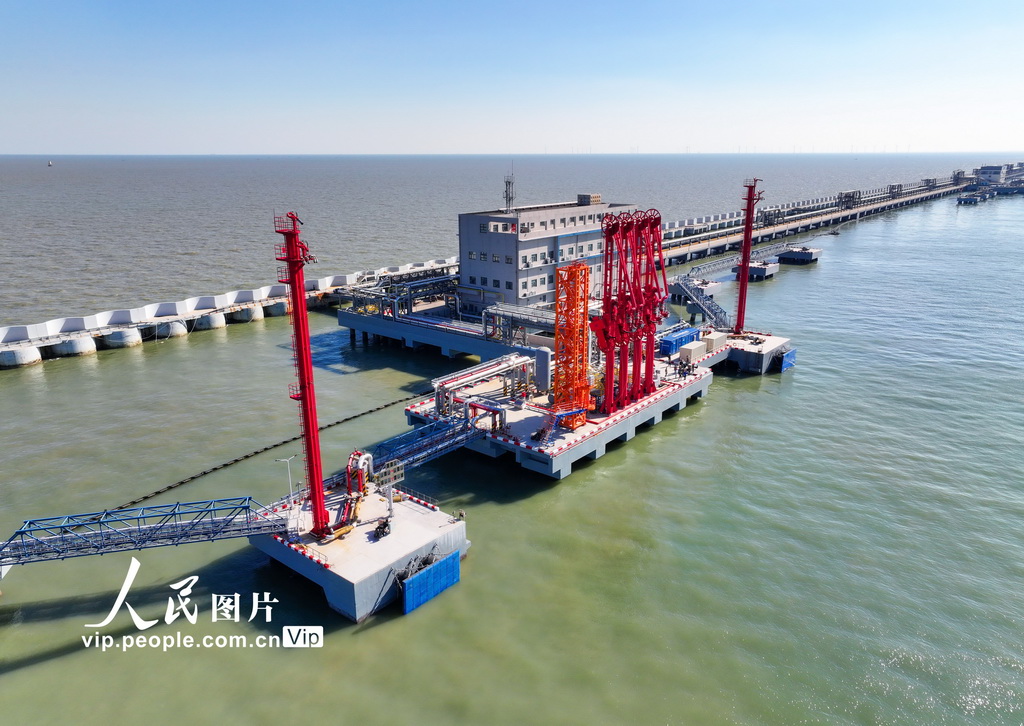 2024年11月6日拍攝都江蘇省連云港港徐圩港區(qū)30萬噸級(jí)原油碼頭。