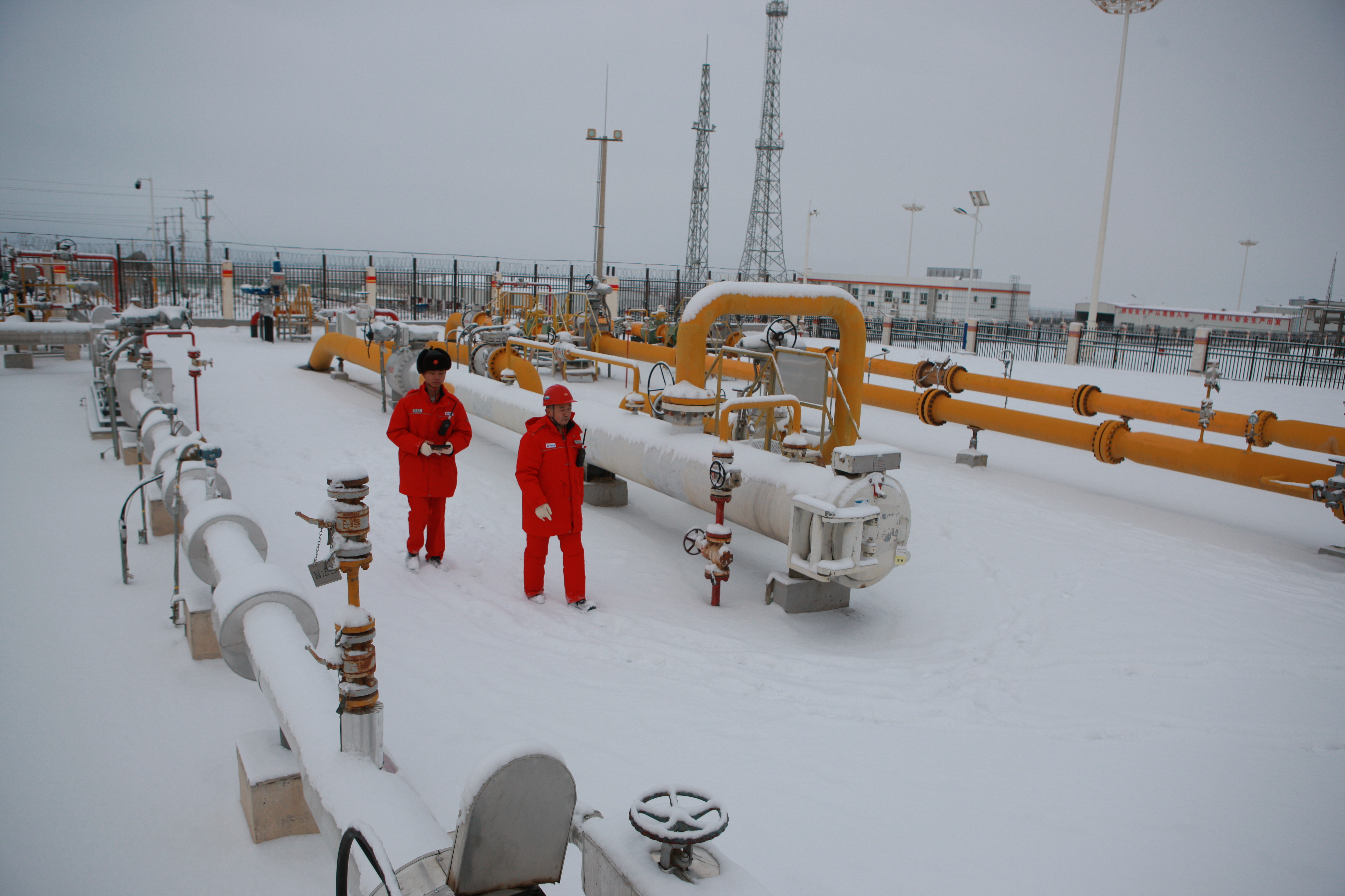 塔里木油田大北處理站員工頂著嚴寒穿梭在天然氣生產(chǎn)裝置間精細巡檢與操作。蘇華 攝.JPG
