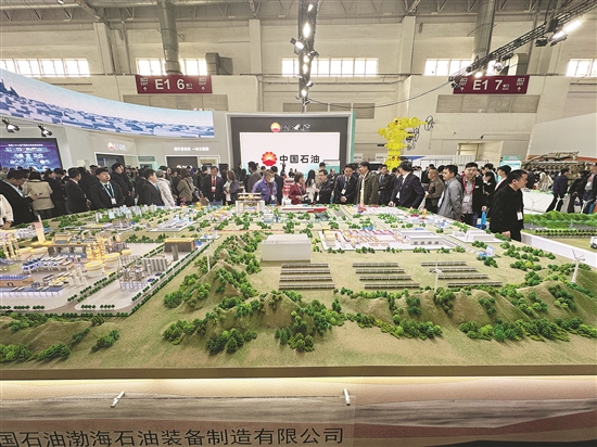 參展嘉賓參觀中國石油展臺。記者 張旭 攝