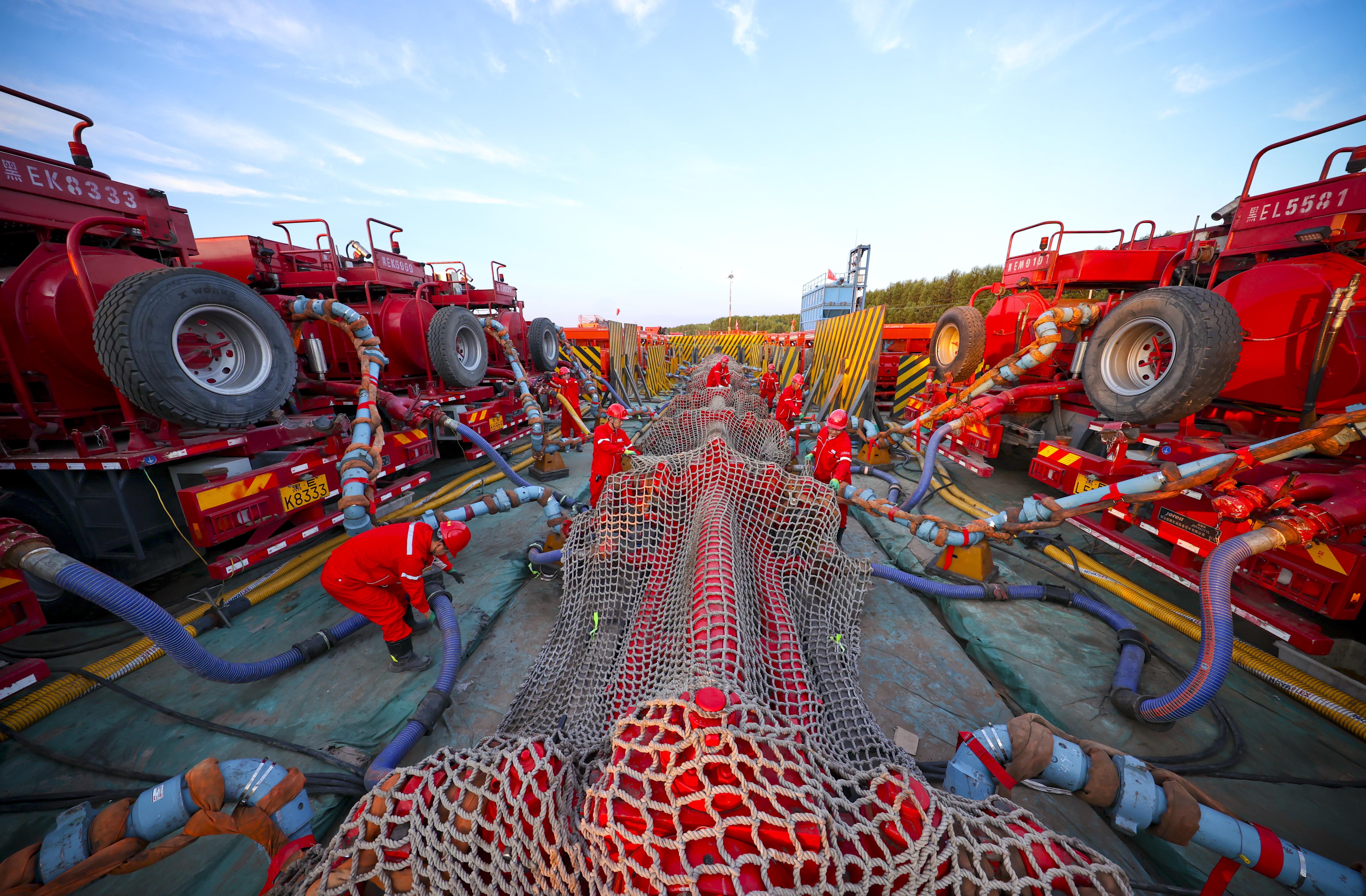 井下作業(yè)分公司壓裂大隊泵工正在古龍頁巖油進行高壓件維護保養(yǎng)  許書晨攝 2.JPG