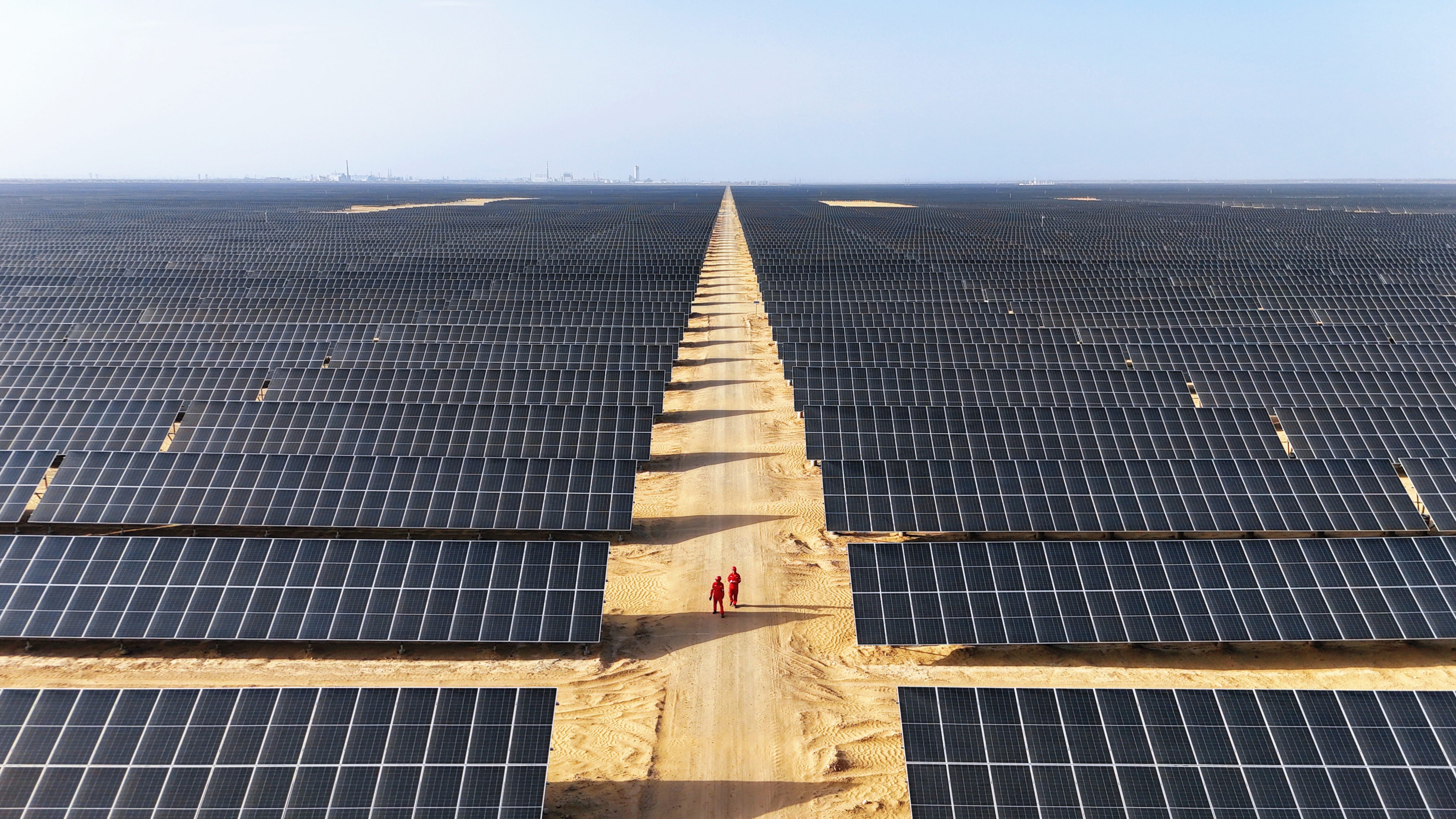 圖2-石油人在光伏區(qū)內(nèi)巡檢，確保每一度綠電都被高效發(fā)出（馬娟懷 攝）.jpg