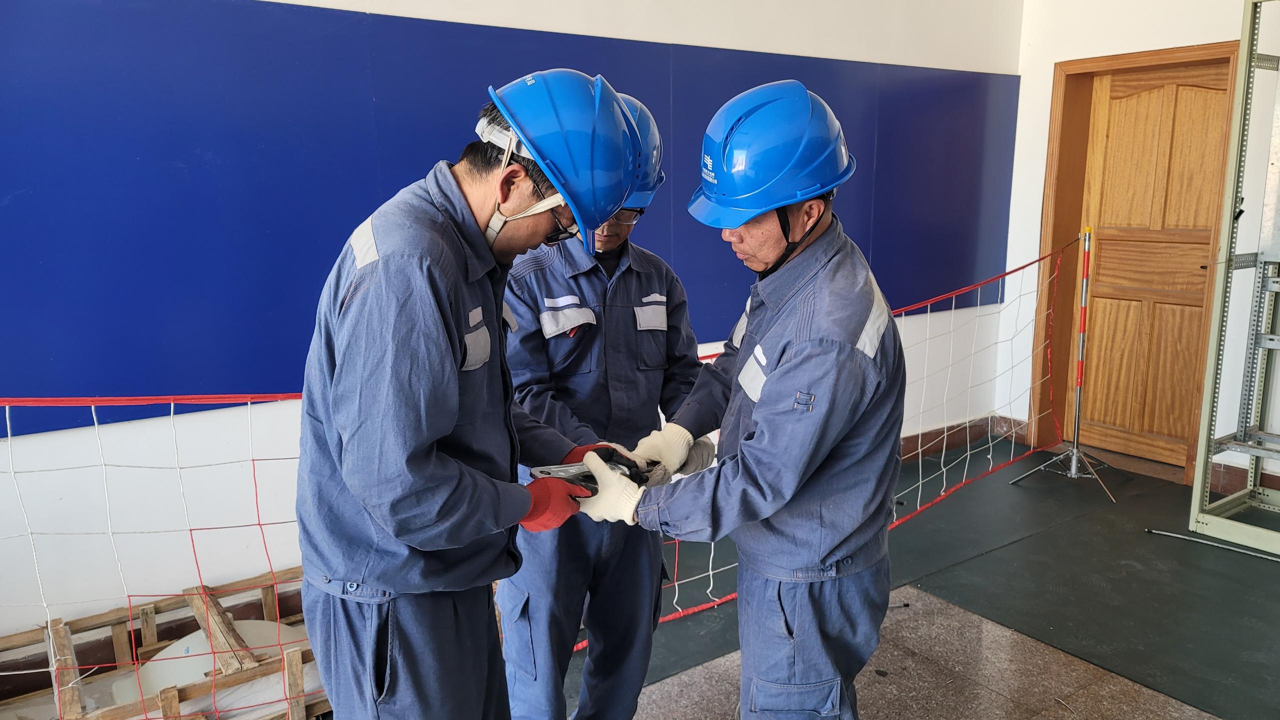 1.、參訓(xùn)員工正在實(shí)訓(xùn)<span id=