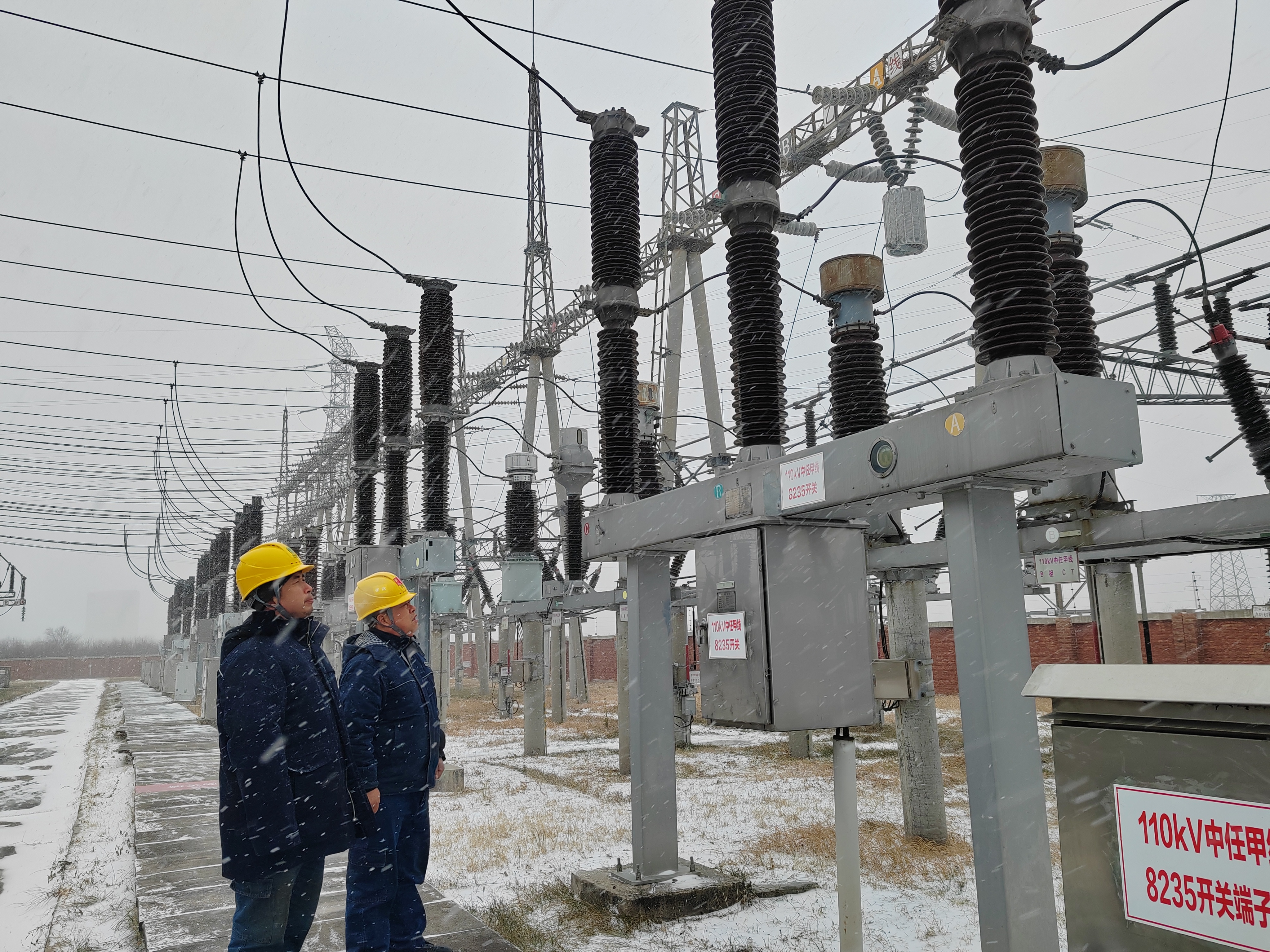 11月6日，黑龍江大慶供電公司員工張富、孫伯慶在220千伏中本變電站檢查巡視站內(nèi)設(shè)備。（景德龍）.jpg