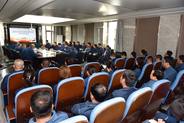 圖為電氣分場開展安全教育學(xué)<span id=