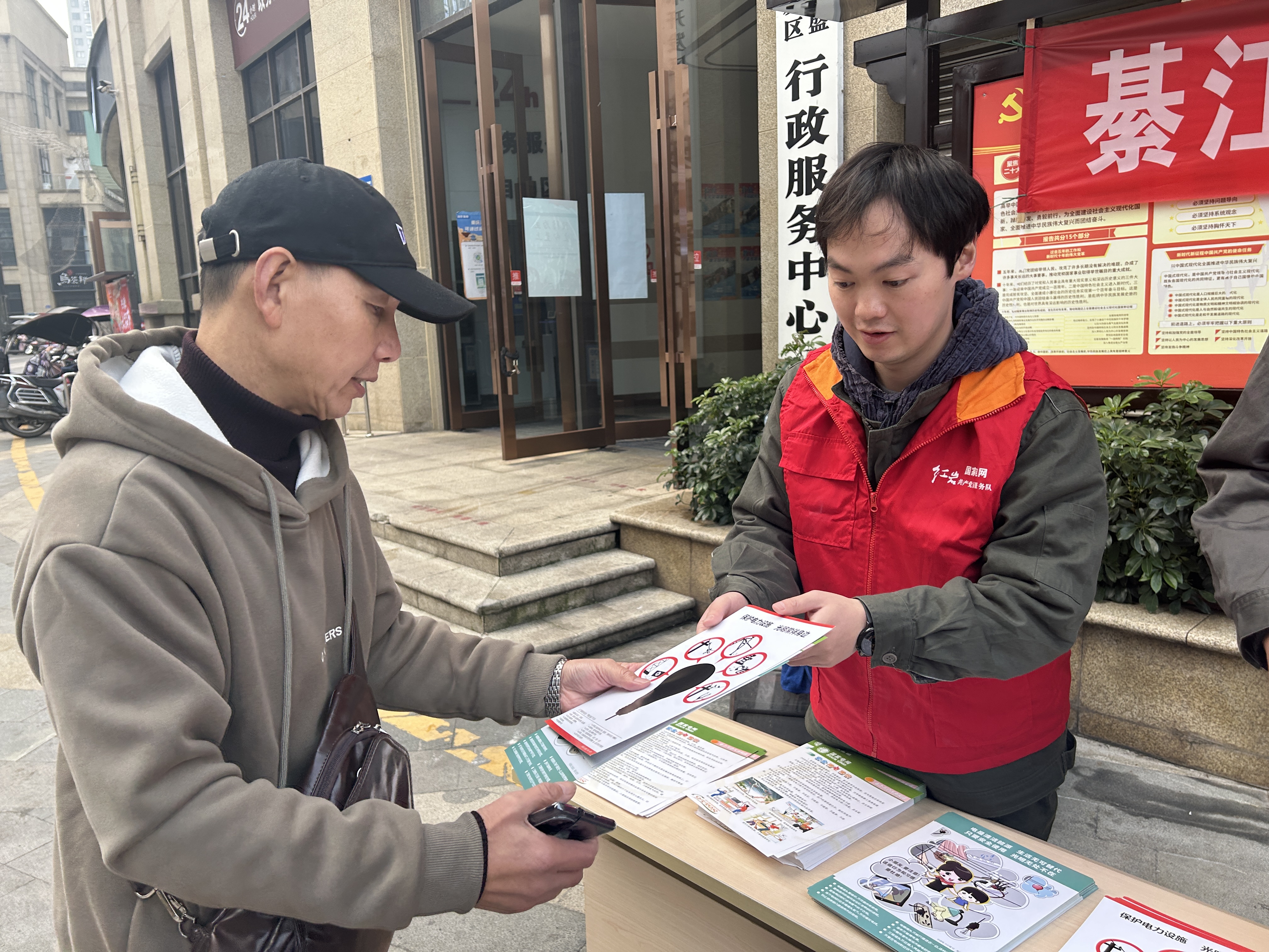 11月21日，國網(wǎng)重慶綦江供電公司工作人員在萬盛經(jīng)開區(qū)國能天街開展“安全文化宣傳周”活動。（何青 攝）1.jpg
