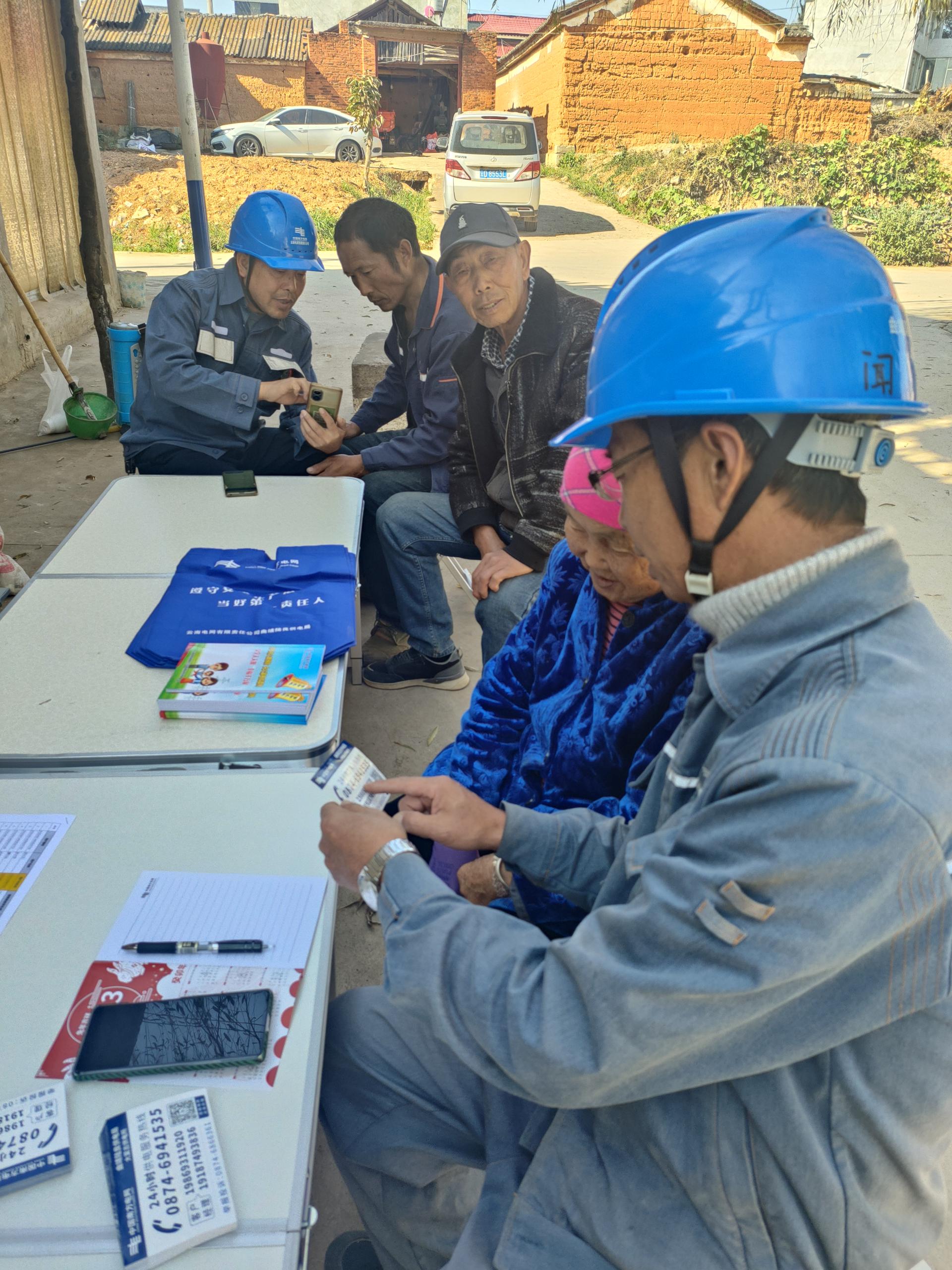 工作人員為村民送上便民服務(wù)卡.jpg