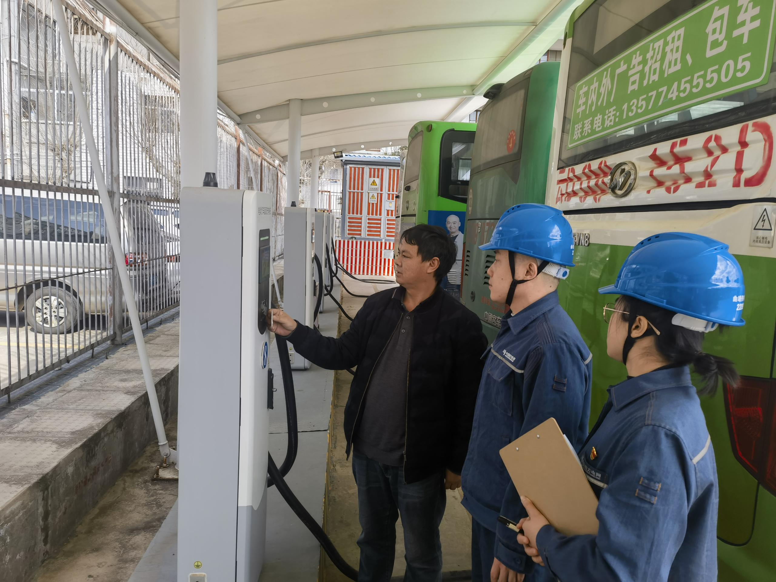 現(xiàn)場(chǎng)檢查新能源汽車充電情況 (1).jpg