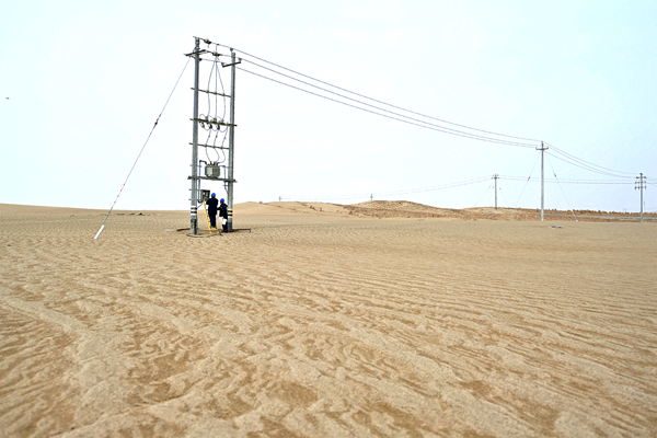 3對治沙站變壓器進行檢查。（王騫 攝）_副本.jpg