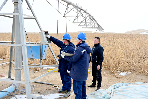 3月6日，供電員工檢查治沙站用電設(shè)備運行情況。（王騫 攝）_副本.jpg