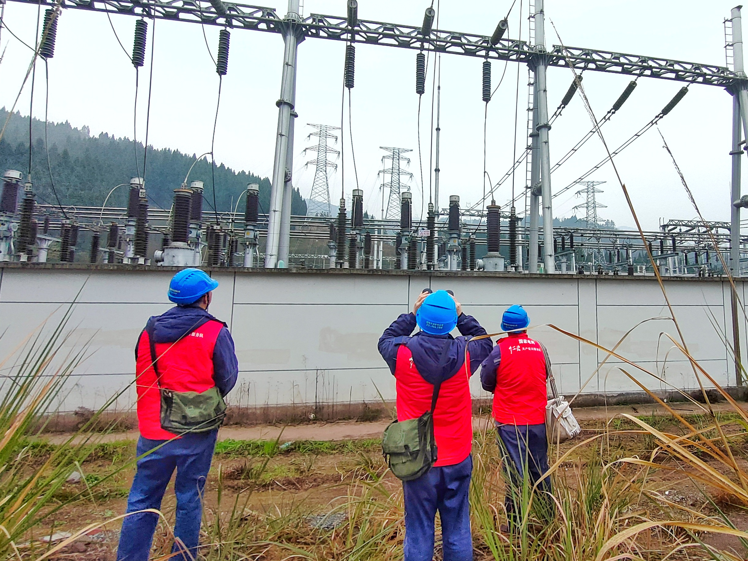 圖為國網(wǎng)重慶開州供電公司員工巡視站內(nèi)出線設(shè)備。.jpg