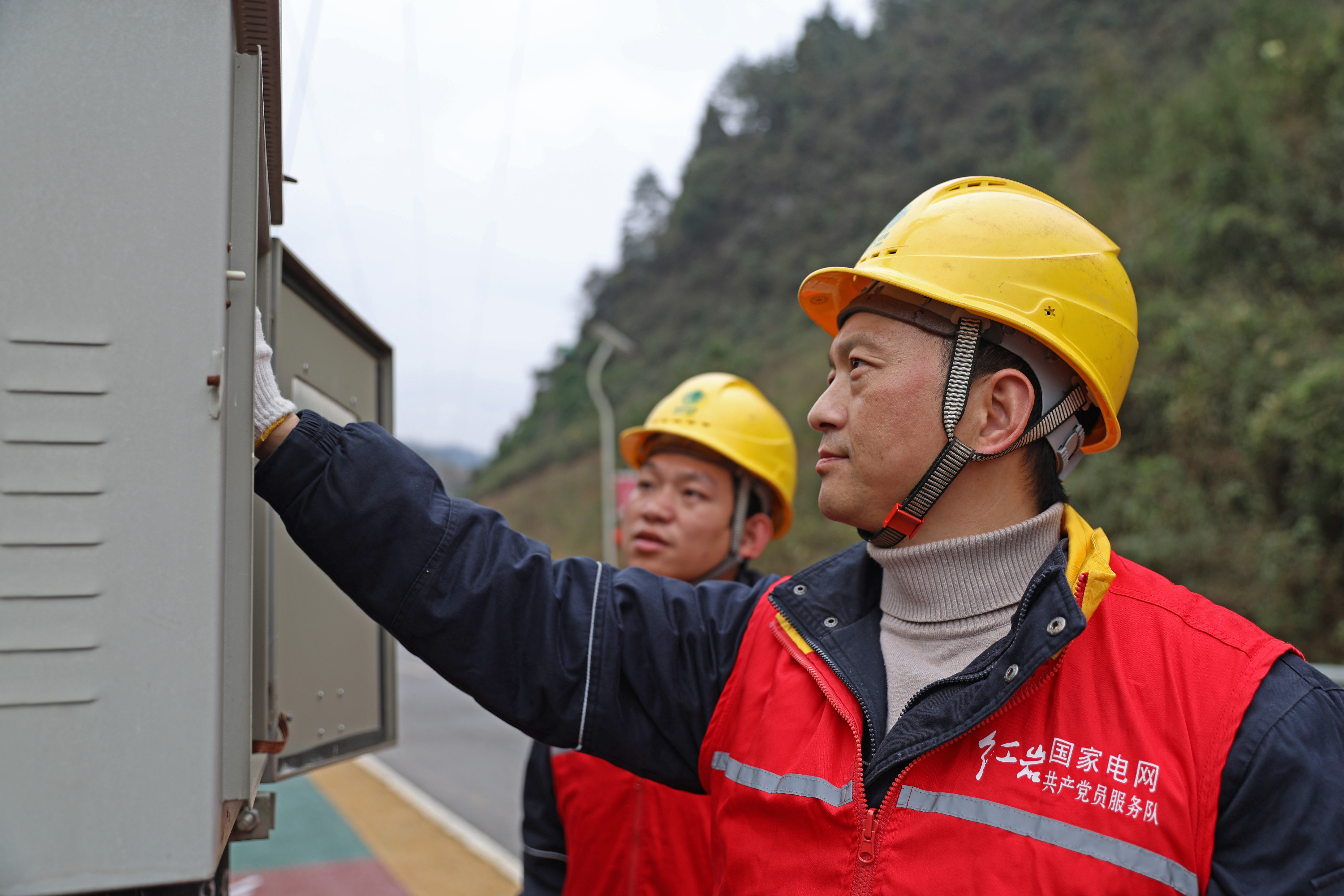2024年3月13日，在重慶市彭水苗族土家族自治縣善感鄉(xiāng)桂花村黃精育苗基地，“電管家”們來到這里檢查育苗大棚的用電設(shè)施，確保育苗基地用上安全電、放心電。 (4)攝影：趙勇.jpg