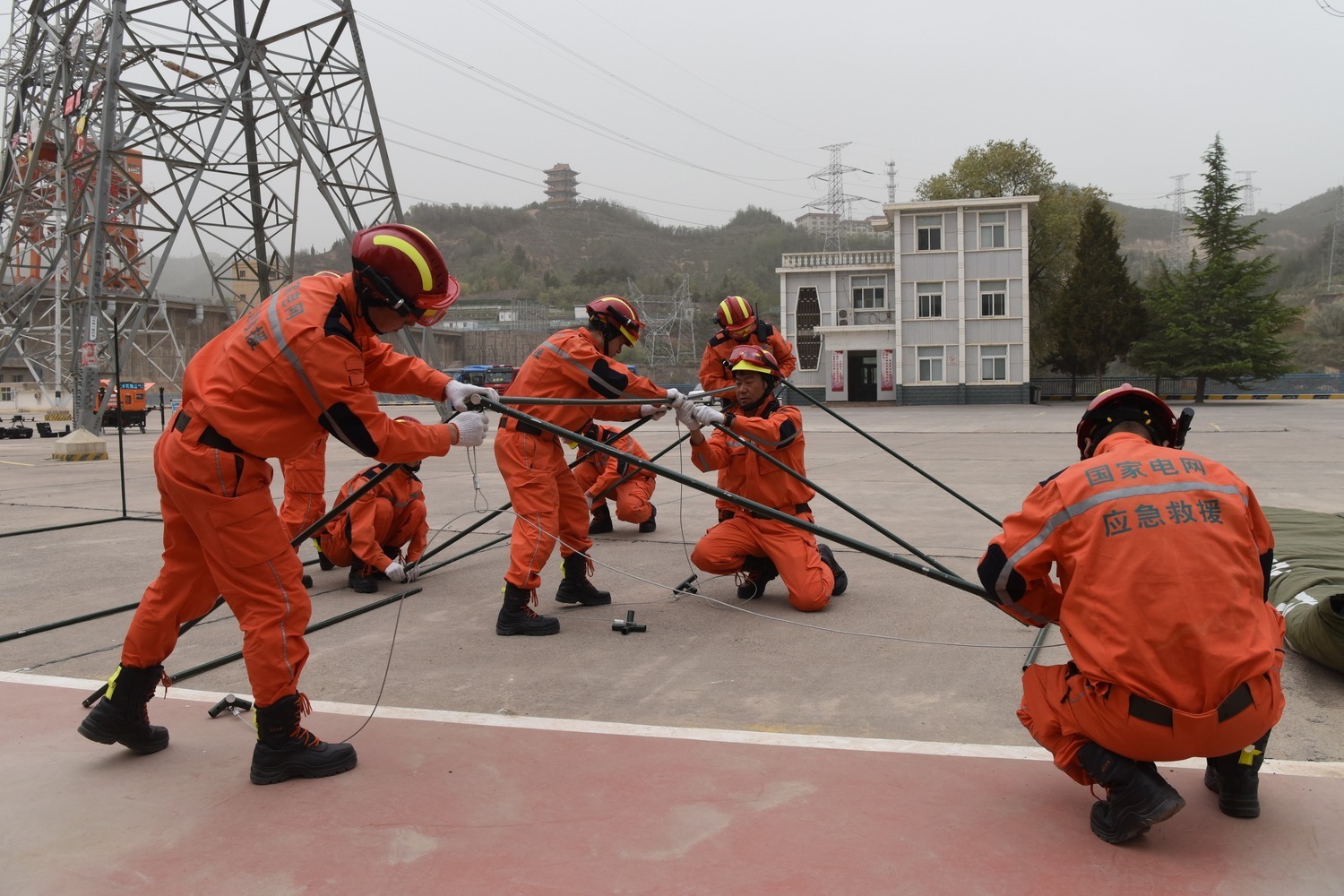 劉家峽水電廠舉行2024年政企協(xié)同防汛綜合應(yīng)急演練 (1).JPG