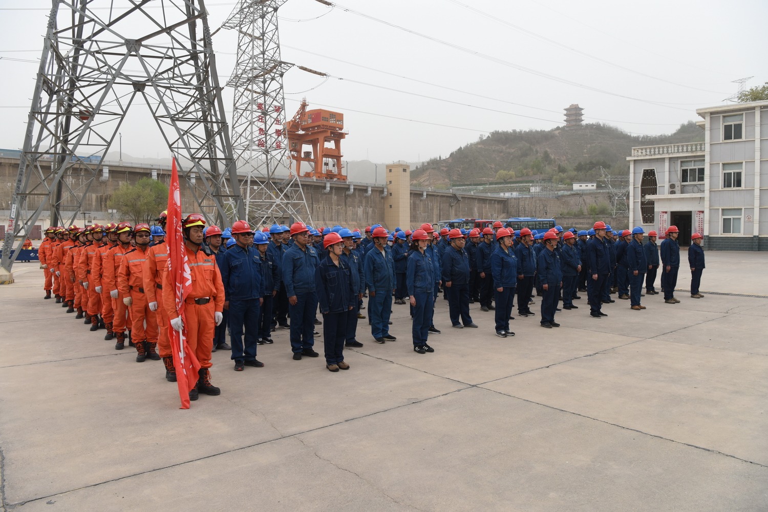 劉家峽水電廠舉行2024年政企協(xié)同防汛綜合應(yīng)急演練 (2).JPG