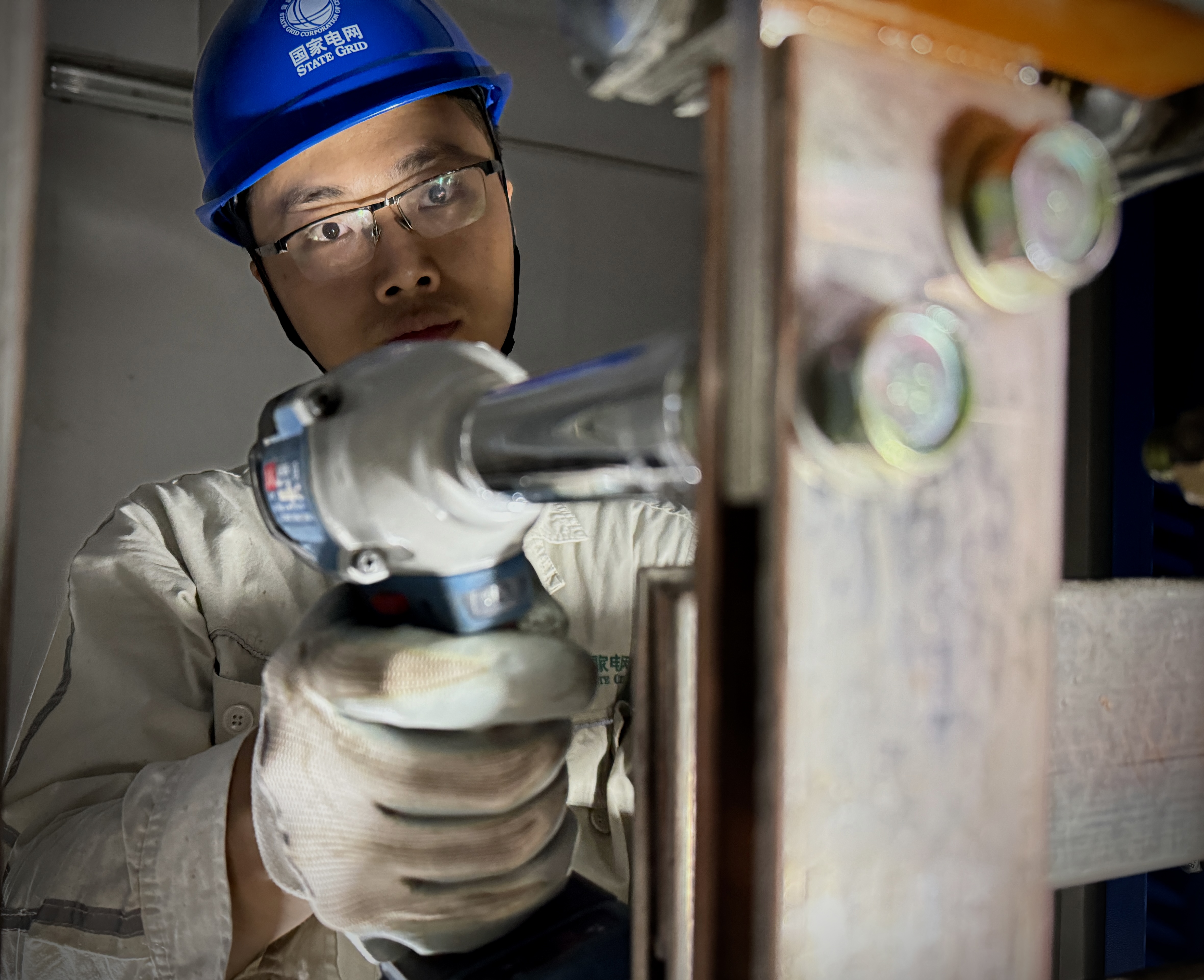 5月16日，國網(wǎng)重慶綦江供電公司工作人員開展重負(fù)荷配電房檢修工作。（林染 攝）2.jpg