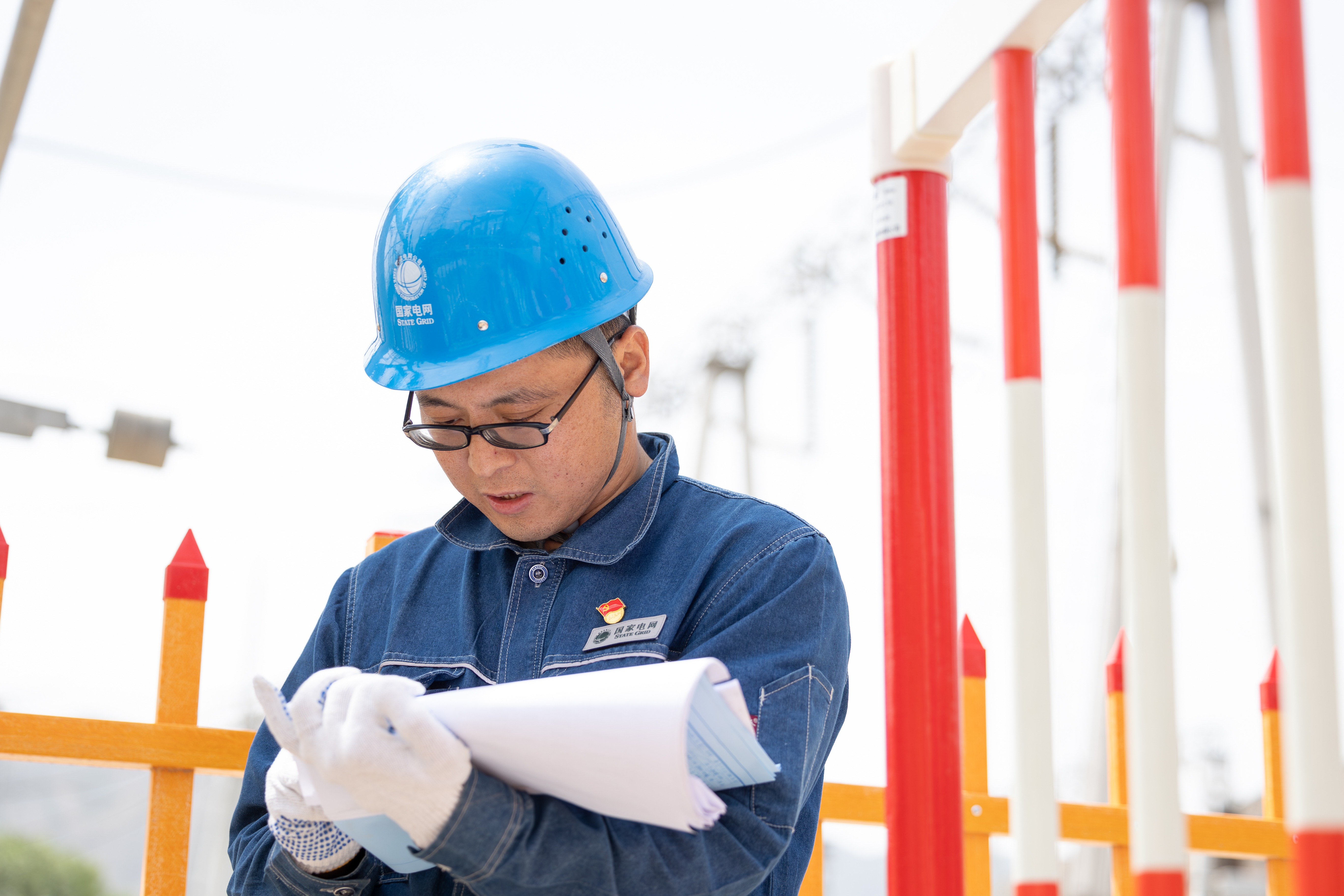 5月15日，在330千伏海石灣變電站，國網(wǎng)蘭州供電公司變電檢修<span id=