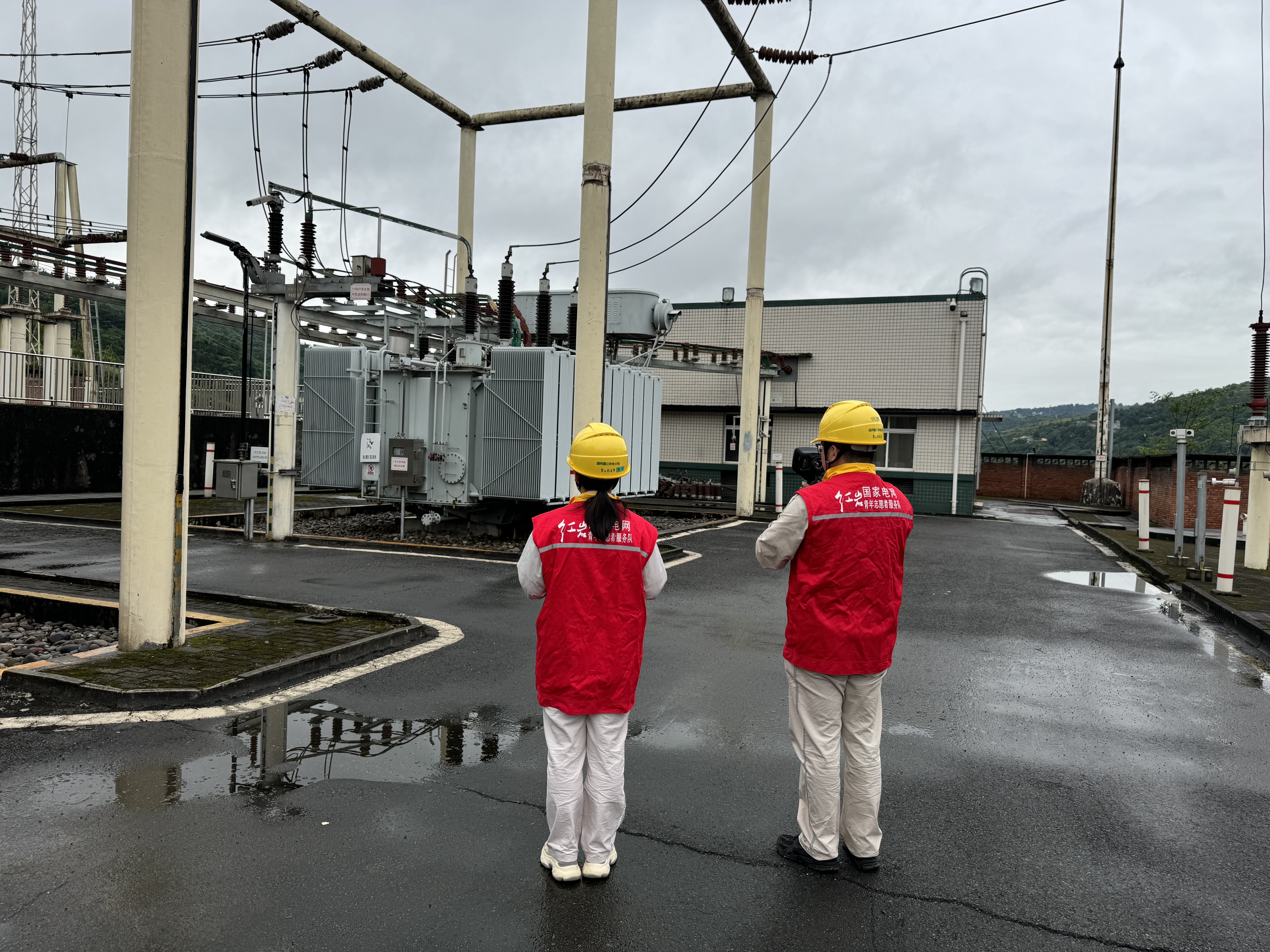 6月5日，綦江集控站工作人員在負(fù)荷站開展保電巡視及紅外測溫工作。（）.jpg