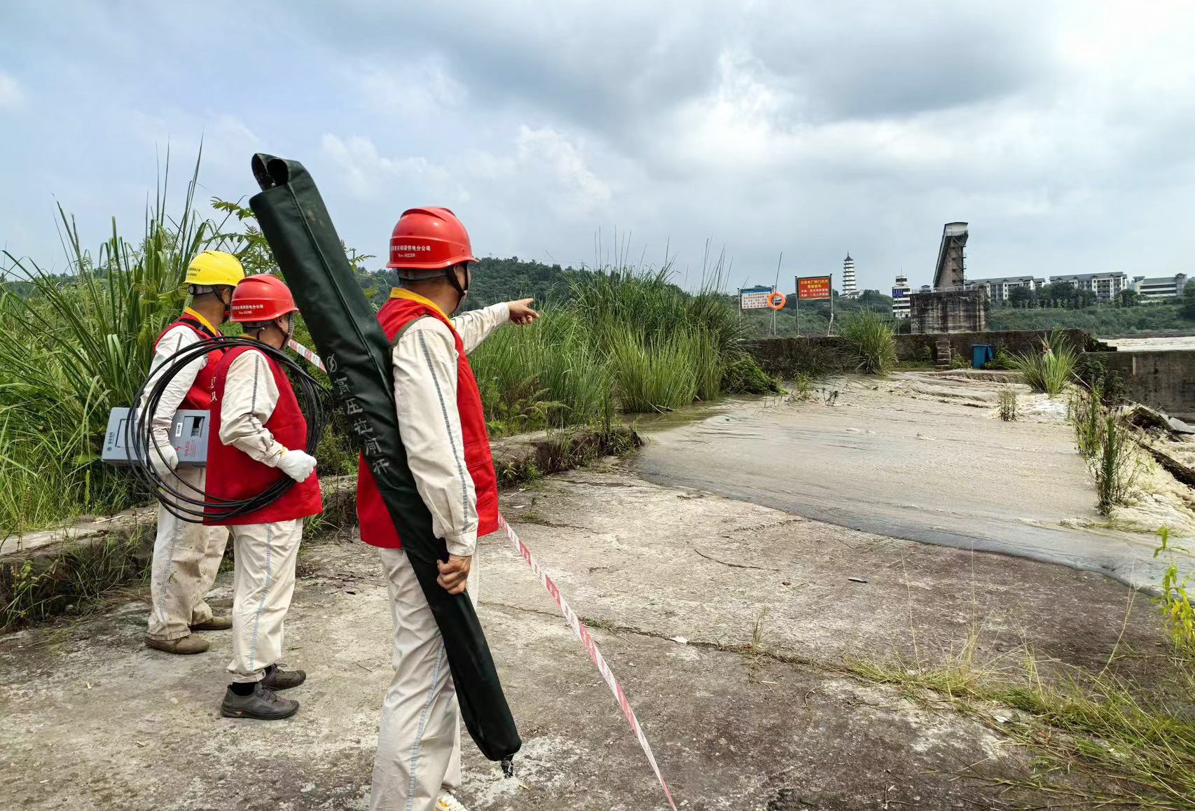 7月17日，重慶銅梁供電公司員工張成兵、柏興中等對(duì)涪江（銅梁段）沿線開展防汛保電特巡工作。（顏玲莉） (2).jpg